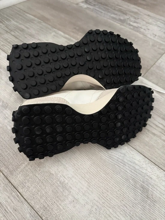 New Balance Black and White 327 Sneakers Size 6.5 NWT - Picture 4 of 6